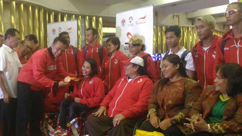 Menpora%20Imam%20Nahrawi%20berfoto%20dengan%20Ni%20Nengah%20Widiasih%2C%20ketika%20menyambut%20kontingen%20Paralimpiade%20Indonesia%20di%20Jakarta%2C%20Rabu%20%2821%2F09%2F16%29.
